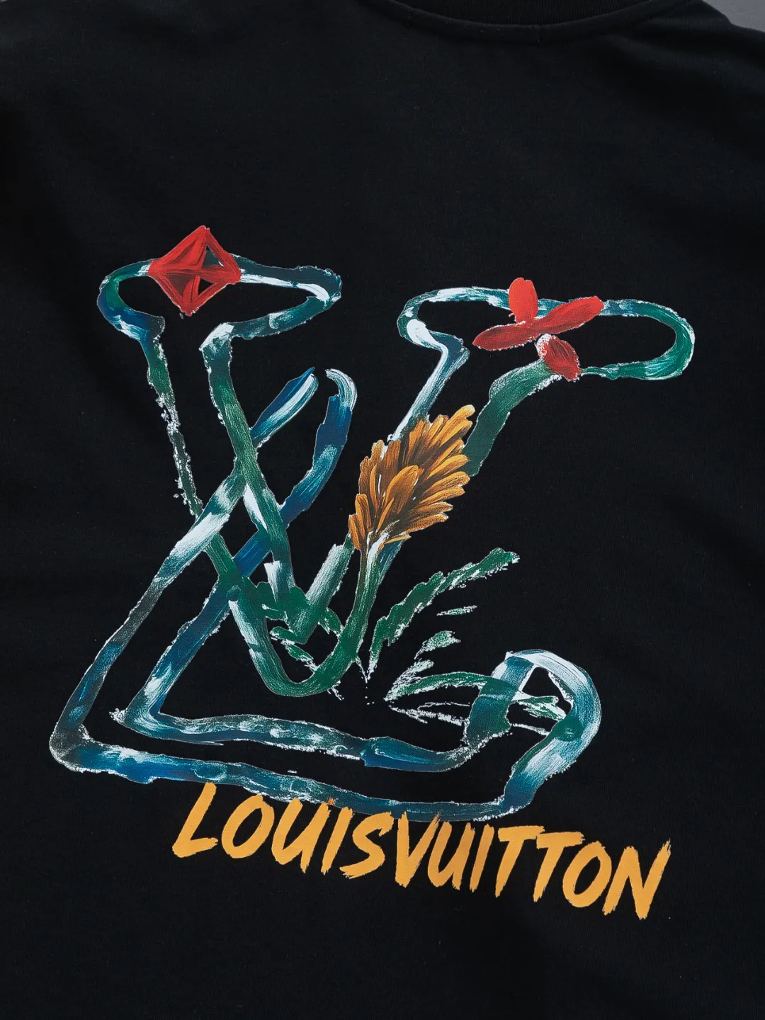 🅿️190 Louis Vuitton 1V LV lv slightly wide version S-XL LV 26ss new products are available at counters simultaneously. Multiple craftsmanship. Small graffiti letter logo on the chest + large graffiti letters logo printing on the back. Round neck short-sleeved T-shirt, same style for men and women! Consigned to one-to-one creation. Synchronized with the official website, pure cotton fabrics at the counter! It is close to the skin and comfortable, durable and easy to wear. It has a classic and simple logo design and meticulous original craftsmanship. Short-sleeves, a must-have item for men, do not appear to be the same for the general public, but must be unique and eye-catching. This LV short-sleeve is all about quality, comfort, the same shape and fashion as always, including fabrics and cutting techniques. All of them have been made with great effort! 320 grams of washed pure cotton fabric, pure cotton is breathable, very refreshing and comfortable for daily wear. The rib knitting on the neckline is smooth and tight, and the neckline will not be skewed if you toss it at will. The loose version, you will find that it looks really good on the upper body. The overall is minimalist and neat, super versatile for daily use! Pair it casually with a pair of pants for a youthful look. A T-shirt will make your outfit crazy. It is a fashionable item that can never go wrong! Color: Black White Size: S-XL Size chart: S: Shoulder width 50-Bust 56-Length 70 M: Shoulder width 52-Bust 57-Length 72 L: Shoulder width 54-Bust 59-Length 74 XL: Shoulder width 56-Bust 62-Length 76